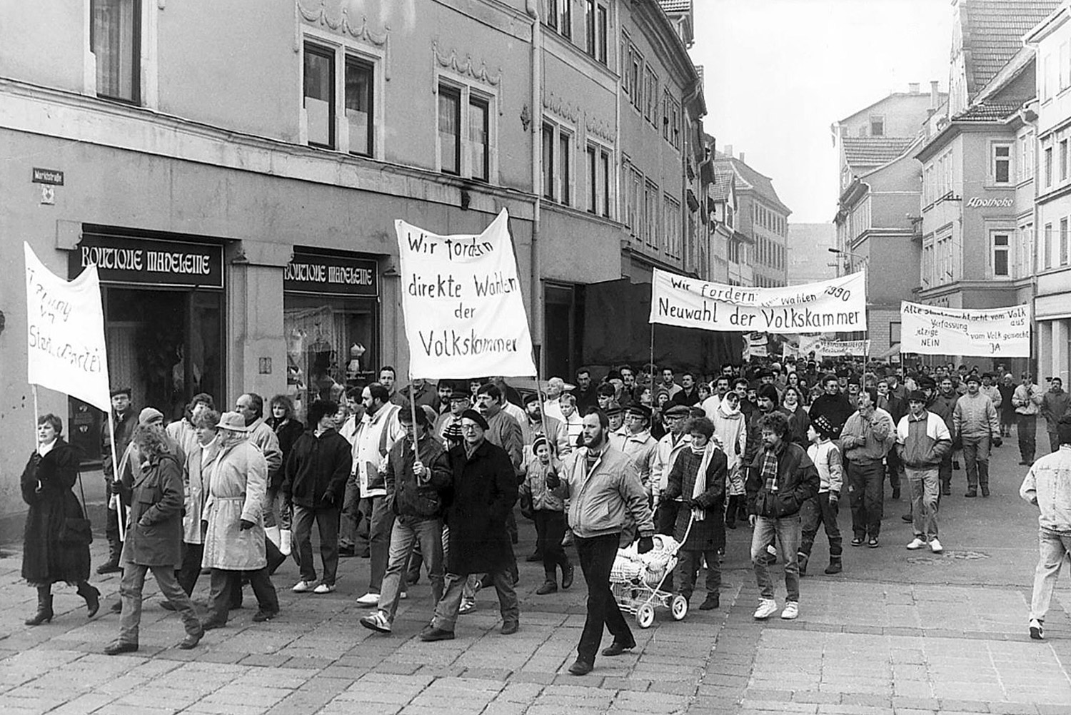 Demonstrationszug in der Marktstraße in Gotha am 3. November 1989